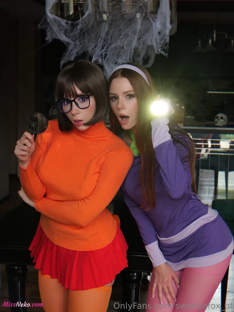 Sweetie Fox & Arina Fox – Velma Dinkley & Daphne Blake Sweetie Fox & Arina Fox – Velma Dinkley & Daphne Blake